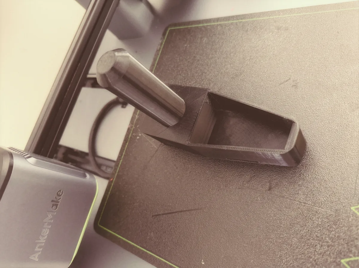 Frisch gedruckter Lenkerhalter auf dem Druckbett des 3D-Druckers