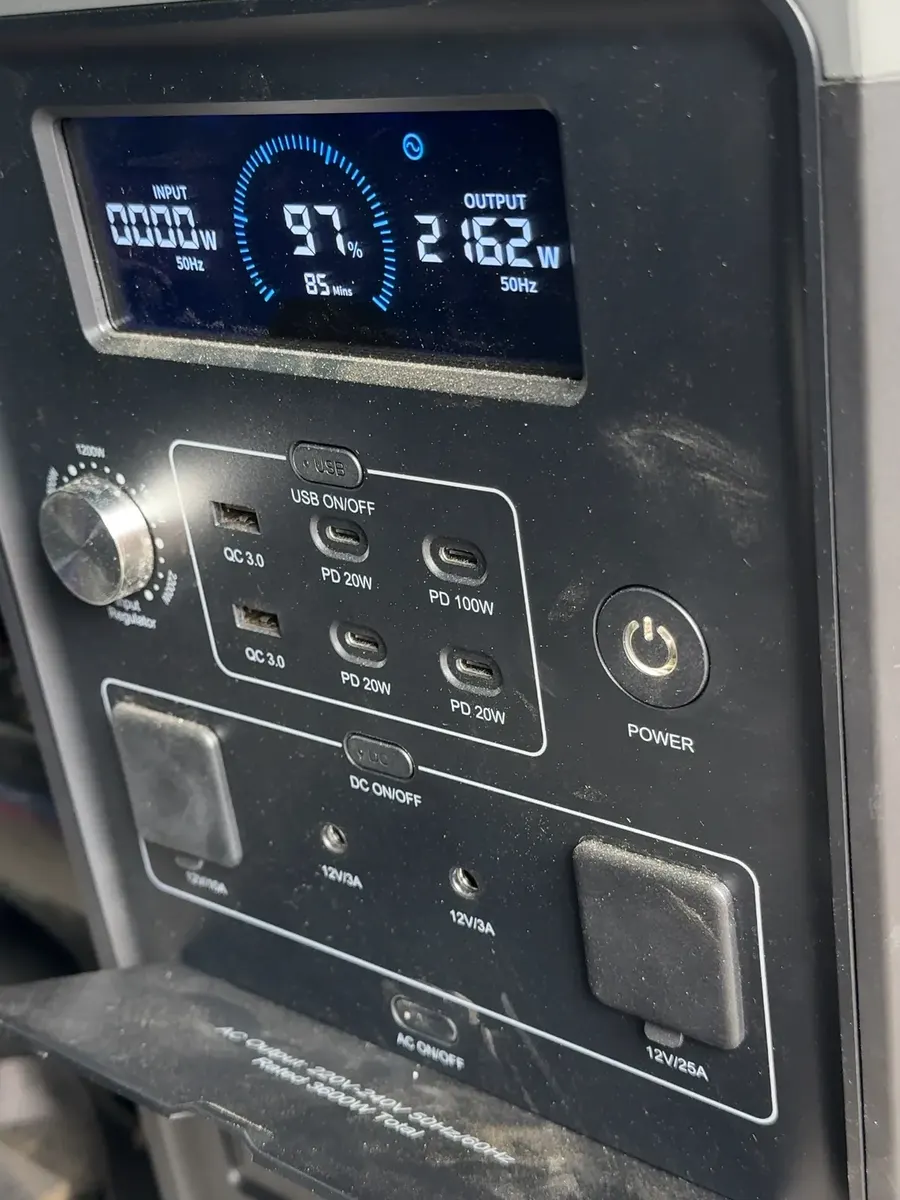 Display der FOSSiBOT F3600 Pro beim Laden der Stark Varg, 97 Prozent und 2.162 Watt Abgabe