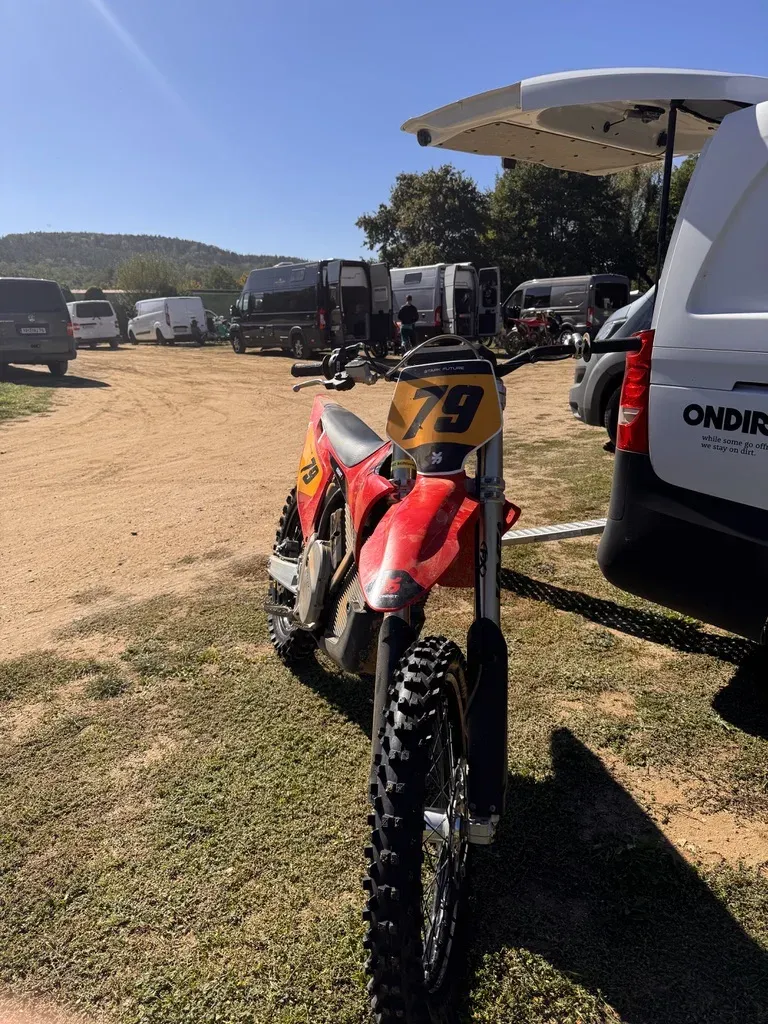 Stark Varg MX mit Startnummer 79 vor dem ONDIRT-Transporter im Fahrerlager