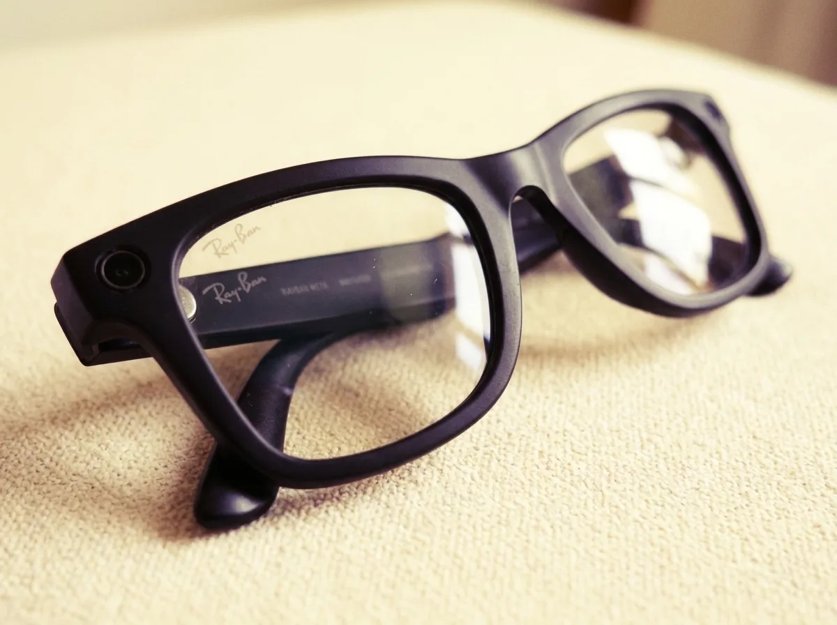 Ray-Ban Meta Wayfarer mit Kameralinse im Rahmen, photochromatische Gläser