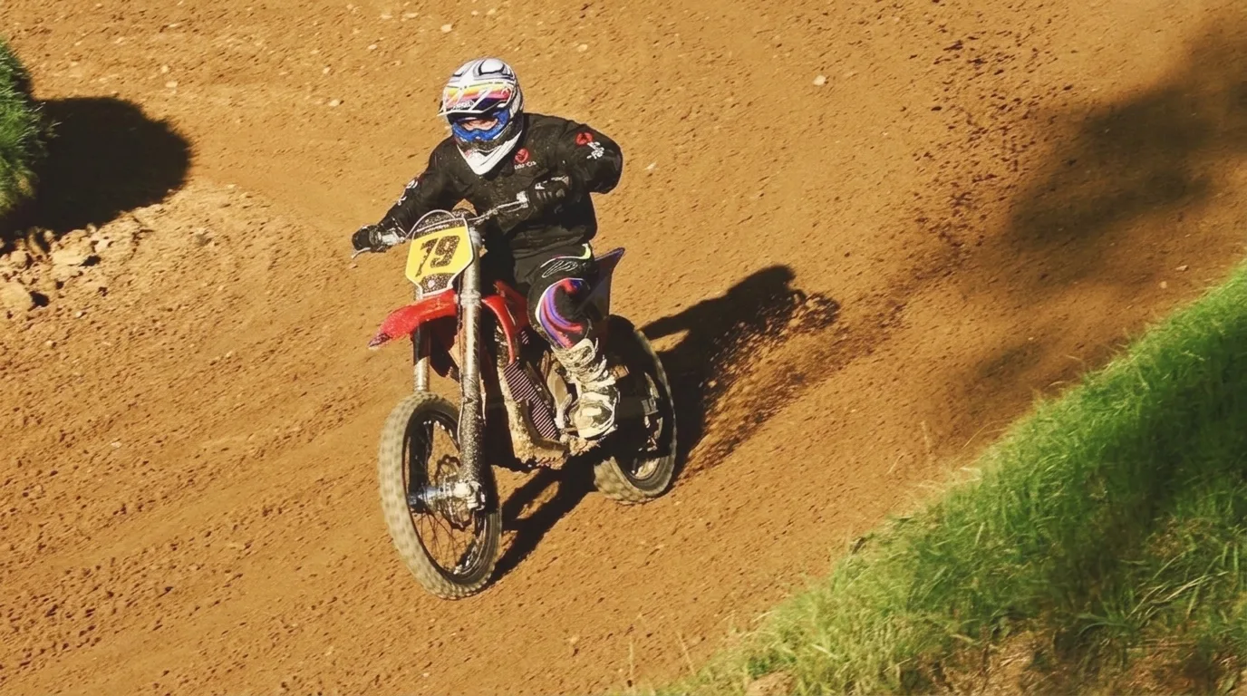 Christian mit der Stark Varg MX und Startnummer 79 auf der Motocross-Strecke