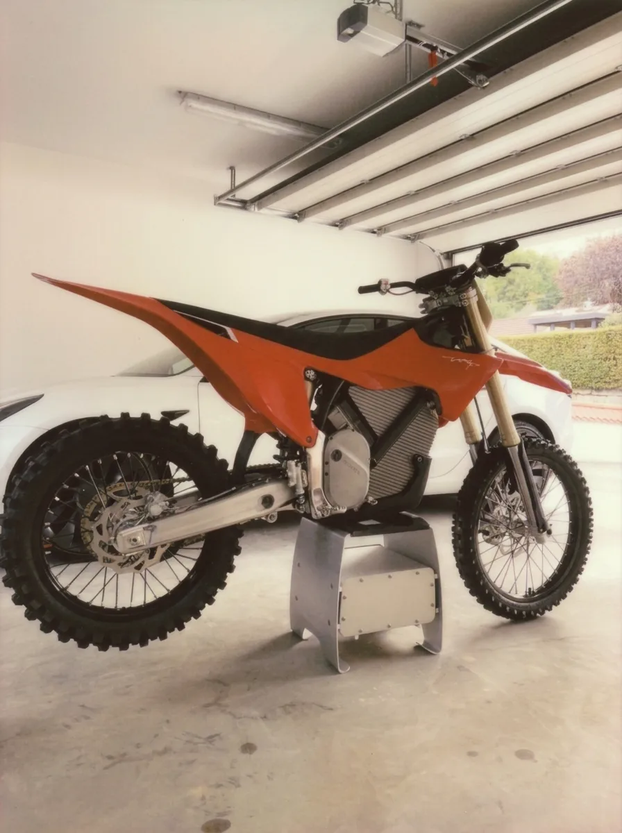 Stark Varg MX frisch zusammengebaut auf dem Stark-Ständer in der Garage
