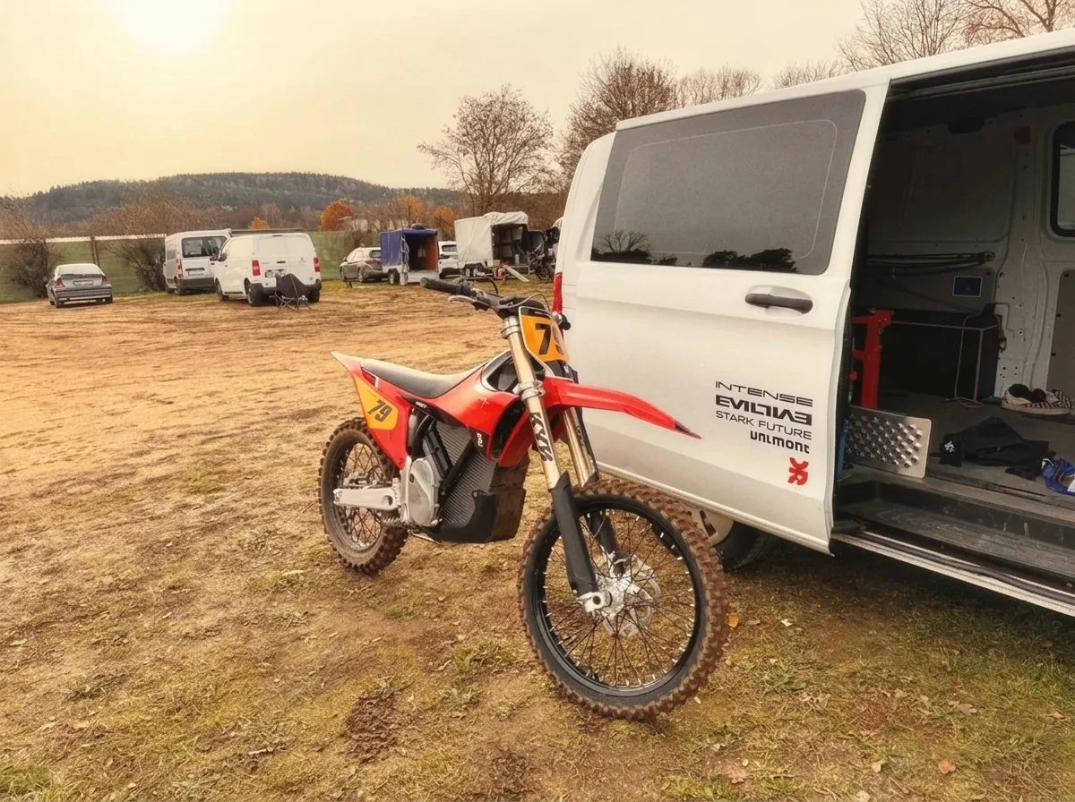 Stark Varg MX vor dem Transporter am Motocross-Track in der Novembersonne